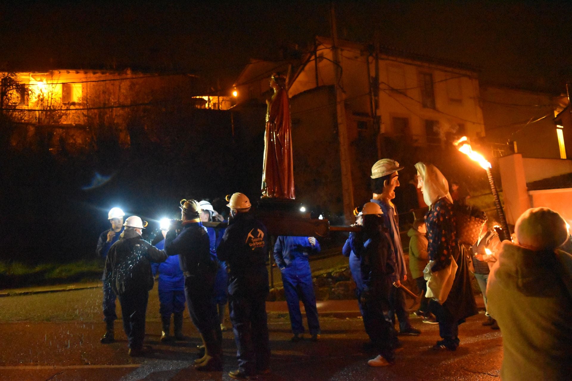 Barruelo festeja a Santa Bárbara con antorchas