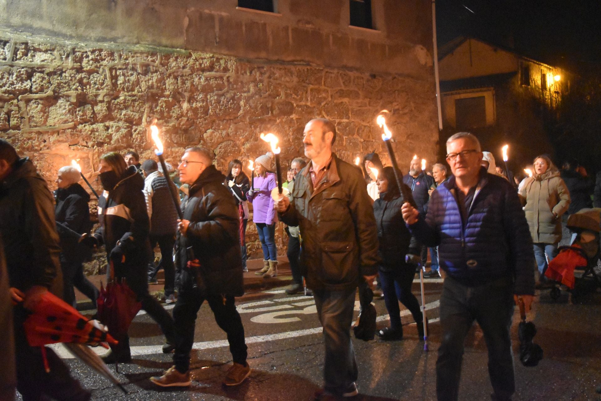 Barruelo festeja a Santa Bárbara con antorchas