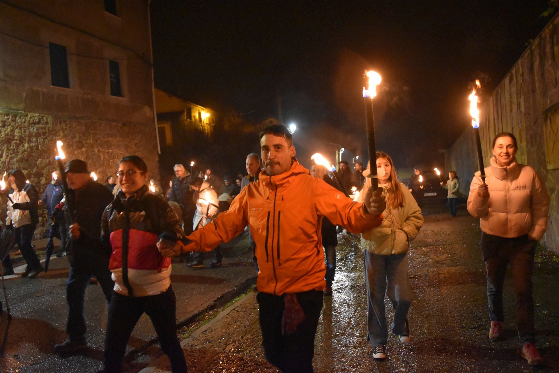 Barruelo festeja a Santa Bárbara con antorchas