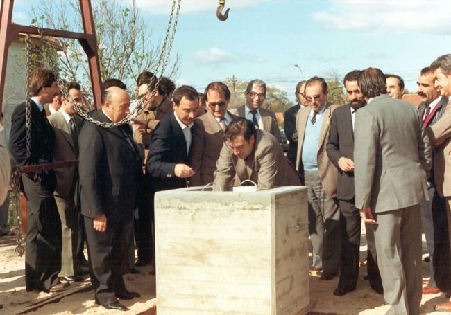 Colocación de la primera piedra de la Facultad de Ciencias Económicas y Empresariales con la presencia del entonces alcalde de Valladolid, Tomás Rodríguez Bolaños, y Justino Duque Domínguez, rector de la Universidad.