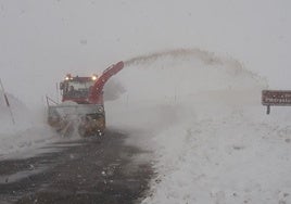 Una máquina quitanieves trabaja en Piedrasluengas, en una nevada en 2018.