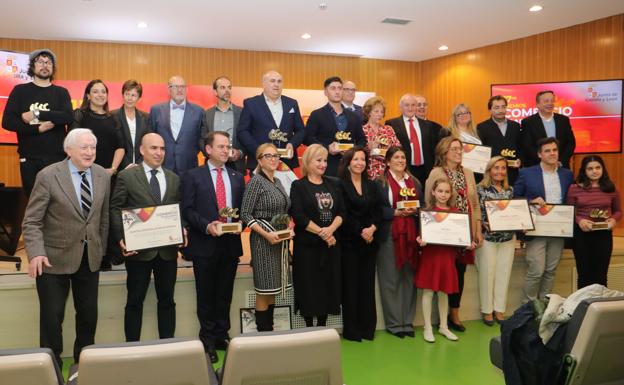 La consejera, con los representantes institucionales y los galardonados, en la Biblioteca de Palencia.