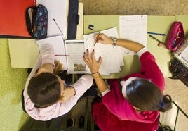 Dos alumnas repasan una lección, en una imagen de archivo.