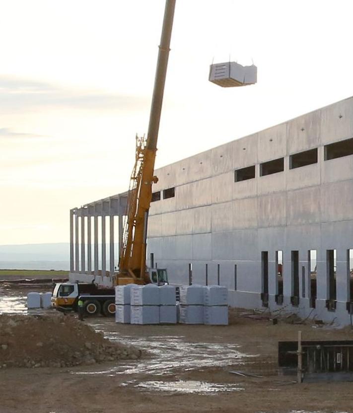 Imagen secundaria 2 - Arriba, una nave abandonada en la localidad; obras que se ejecutan en una vivienda de Bernuy de Porreros, y una grúa trabaja en la construcción de la planta de Drylock en Los Hitales 