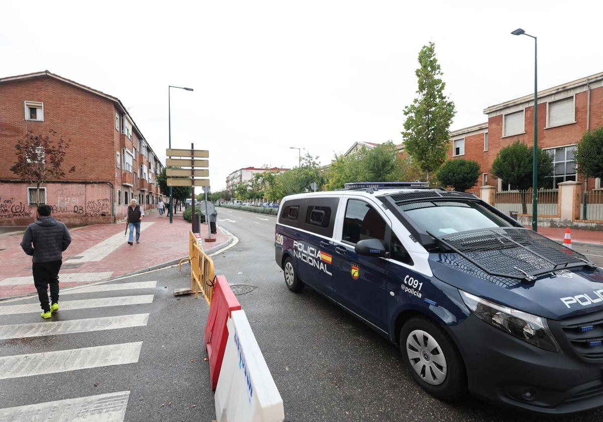 Imagen de archivo de un vehículo de la Policía Nacional en la avenida de Segovia, donde se produjo la pelea.