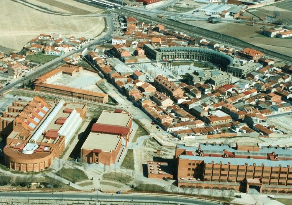 Económicas a la izquierda y la facultad de Ingenierías a la derecha. En medio, el Aulario. Al fondo el barrio Belén.