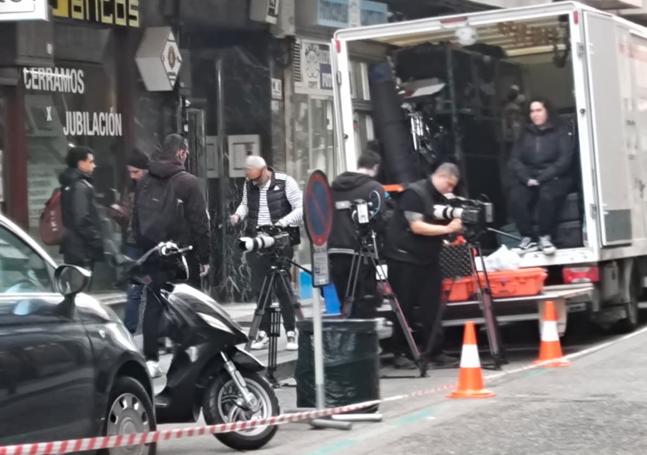 Equipo de rodaje de 'Batalla de restaurantes' en la calle Marina Escobar de Valladolid.