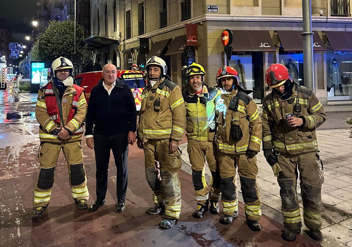 Fotografía difundida por el Ayuntamiento en la que aparece el alcalde frente al Lope de Vega.