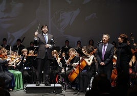 La Joven Orquesta Sinfónica de Valladolid (JOSVA) interpreta el Himno de Valladolid de Liébanas y Varona, en presencia de Concha Velasco en el Teatro Zorrilla.