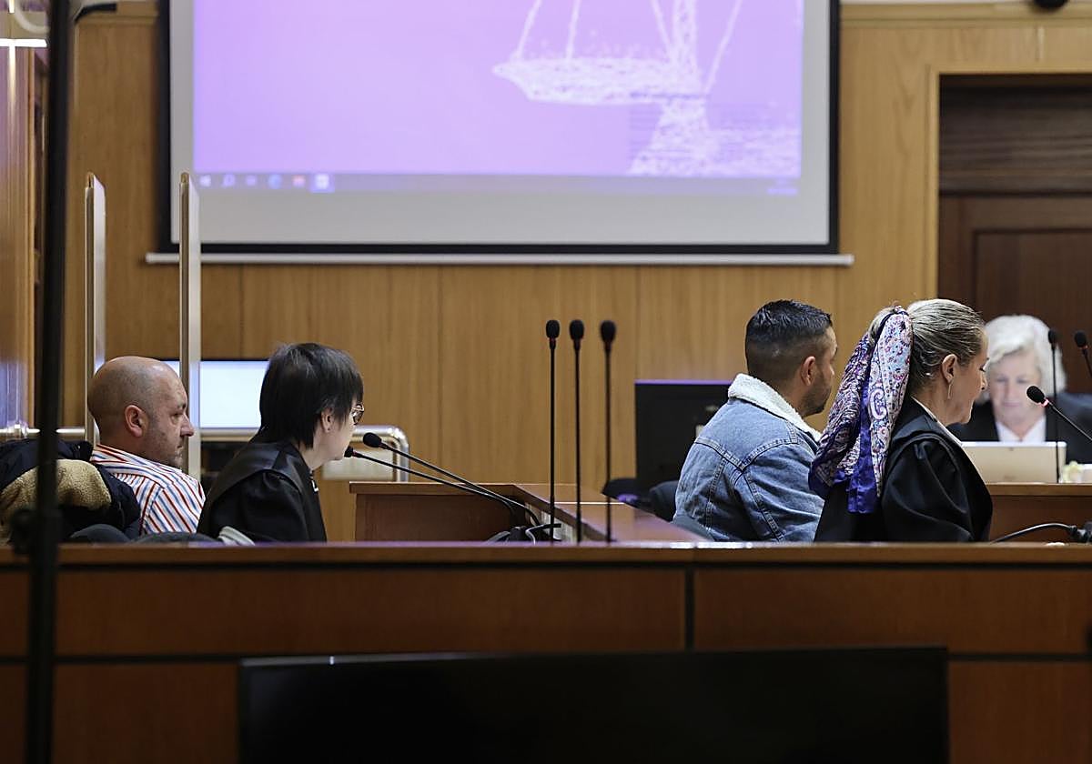 Presunto agresor y víctima, a la izquierda, durante el juicio celebrado este miércoles en la Audiencia de Valladolid.