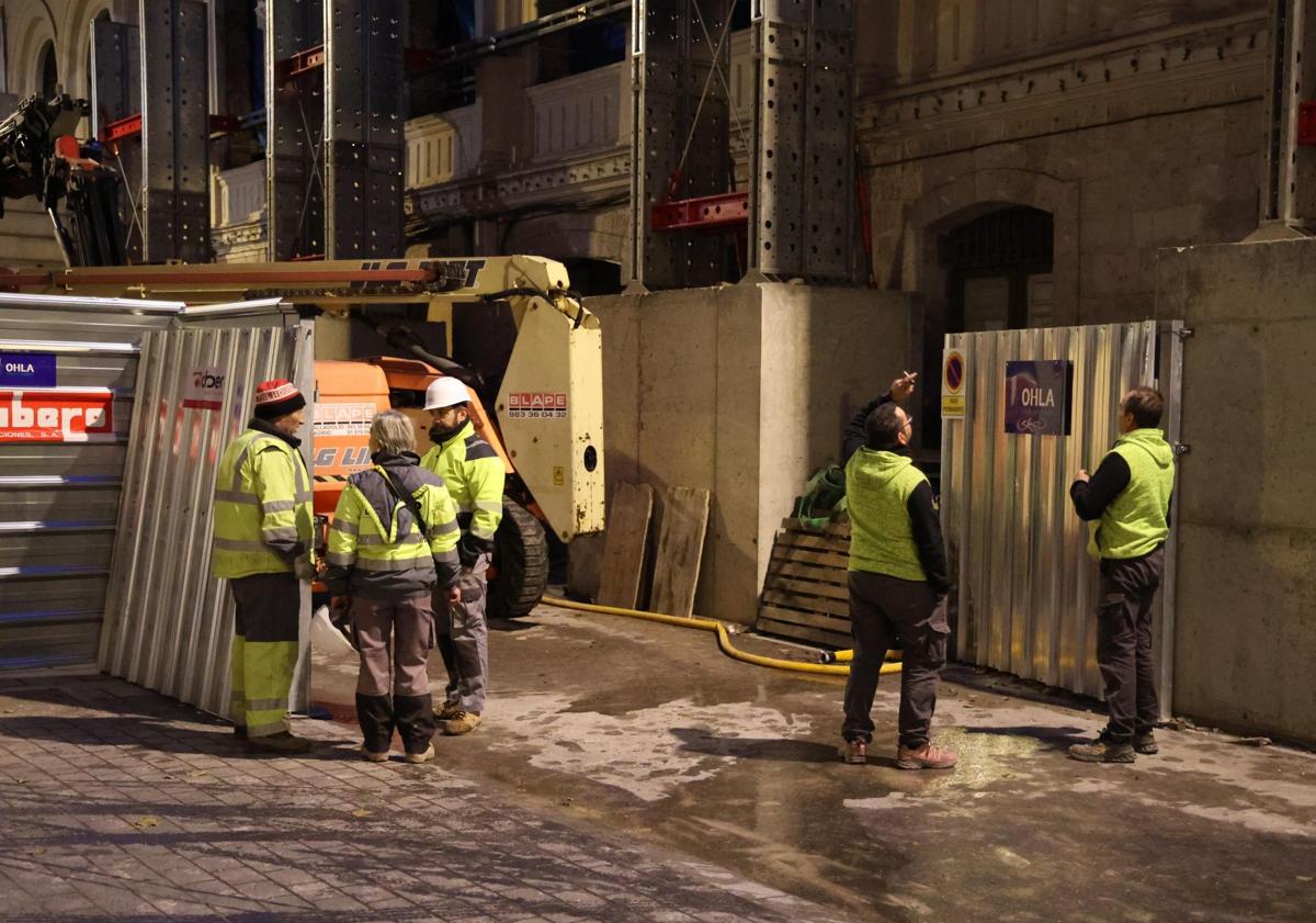 Imagen principal - Bomberos y Policía Municipal, a primera hora de este miércoles frente al Teatro Lope de Vega.