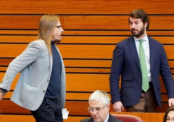 Pablo Fernández, de Unidas-Podemos, y Juan García-Gallardo, de Vox, este jueves, e el pleno de las Cortes de Castilla y León.