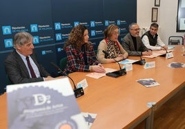 Ignacio Fuentes, hijo del economista, a la izquierda, en la presentación en la Diputación.