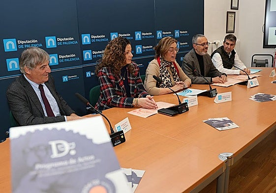 Ignacio Fuentes, hijo del economista, a la izquierda, en la presentación en la Diputación.