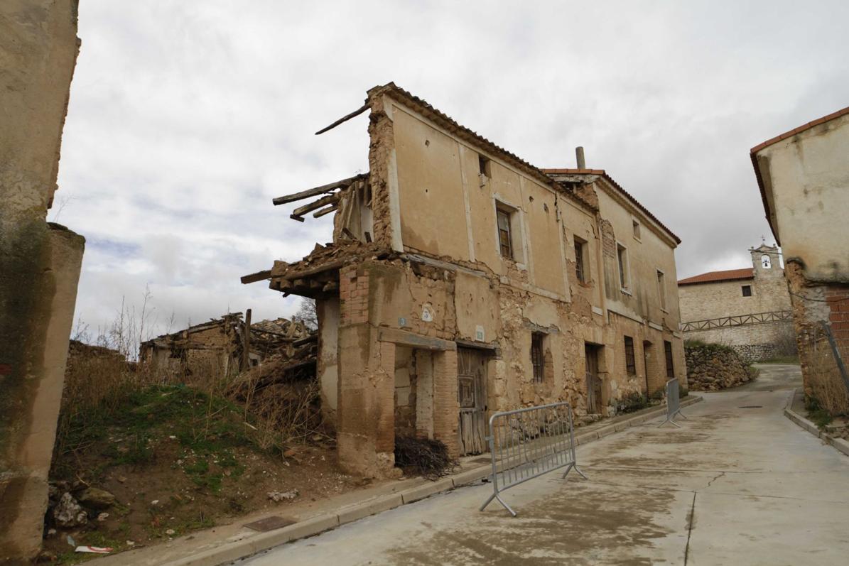 Casa en ruinas de Corrales de Duero vallada para prevenir incidentes.