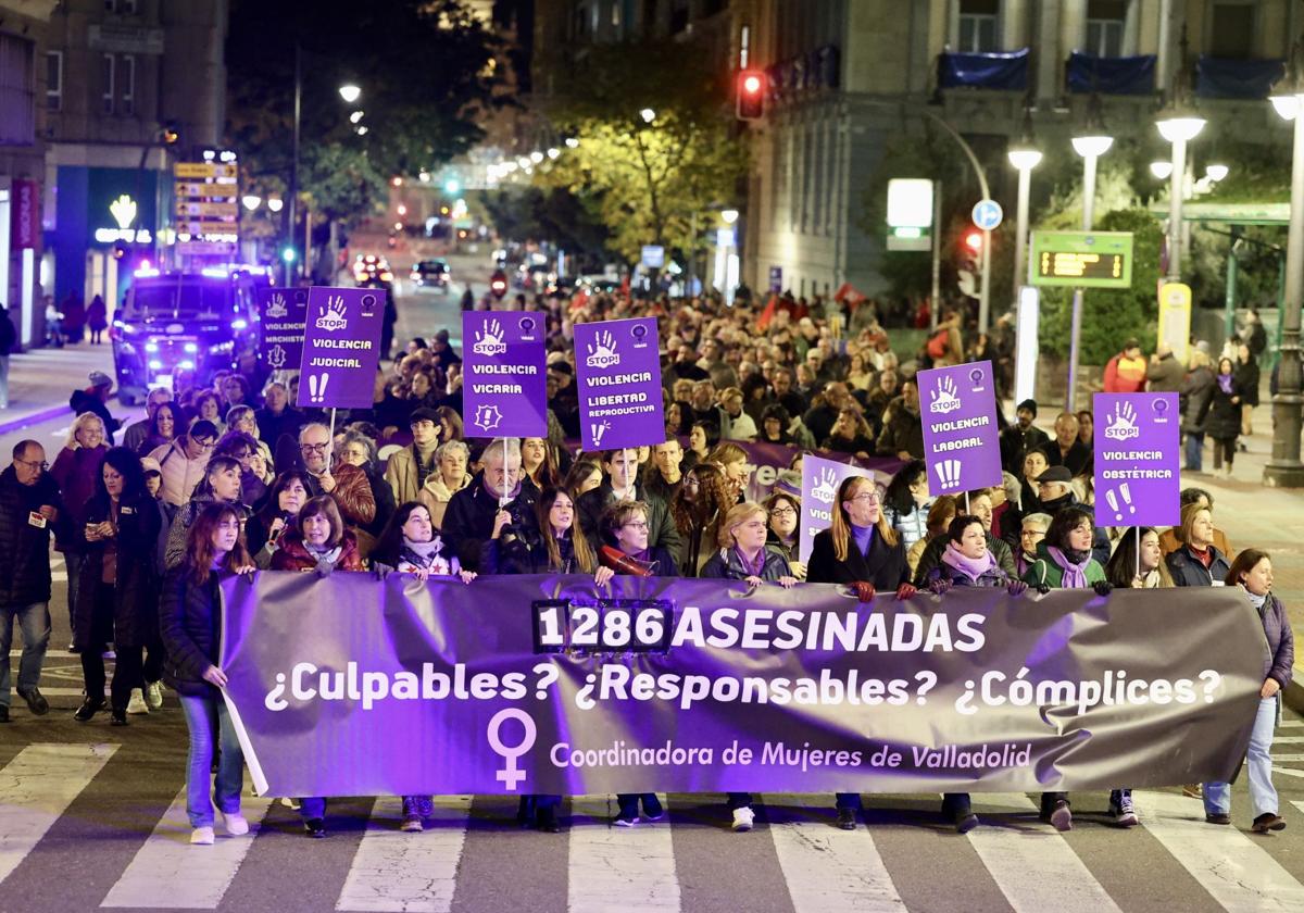 Pancarta de la Coordinadora de Mujeres con la que se abrió la manifestación del 25-N en Valladolid.