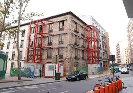 Edificio apuntalado junto a la plaza de Caño Argales.