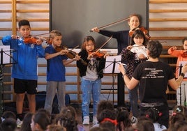 La orquesta 'In Crescendo', uno de los proyectos con los que cuenta el centro, durante la conmemoración.