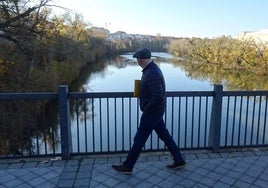 Un hombre pasa por el puente de Arturo Eyries en la mañana de este jueves.