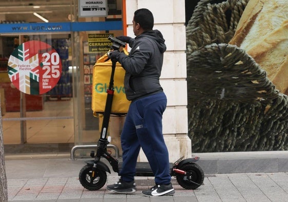 Un repartidor de Glovo en el centro de Valladolid este diciembre.