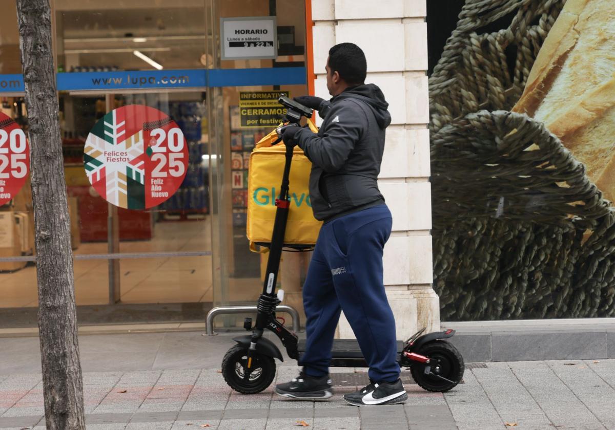 Un repartidor de Glovo en el centro de Valladolid este diciembre.