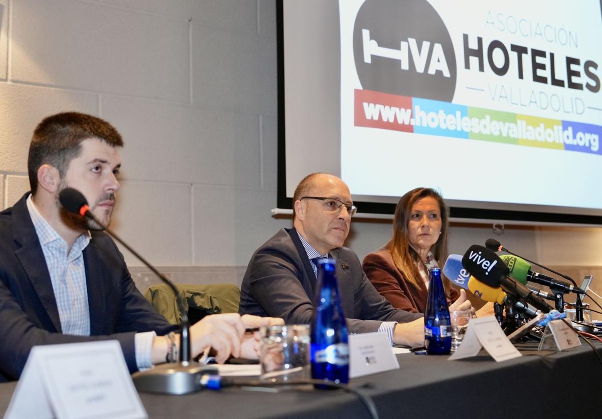 Diego Sanz, Francisco de Frutos y Raquel González, responsables de la asociación Hoteles de Valladolid, durante el balance turístico del segundo semestre de 2024.