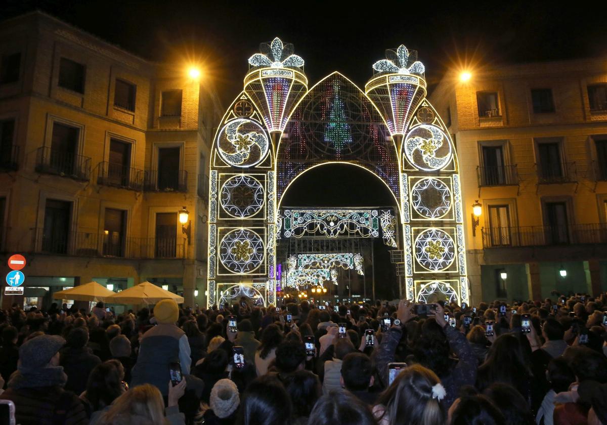 La Navidad irrumpe en Segovia con un espectacular encendido al que asisten más de 3.000 personas