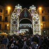 La Navidad irrumpe en Segovia con un espectacular encendido al que asisten más de 3.000 personas