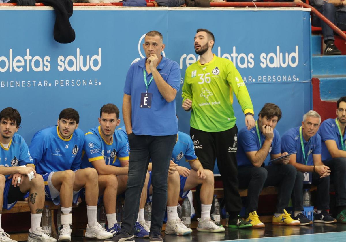 David Pisonero observa el encuentro de su equipo ante el Villa de Aranda.