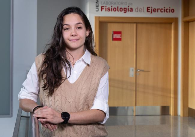 Susana López Ortiz, ante el laboratorio en el que investiga en la UEMC.