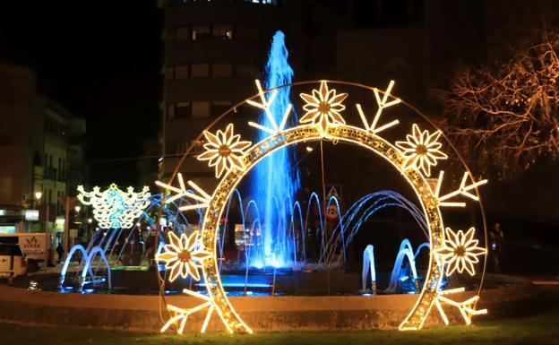 Plaza de la Universidad, con la fuente iluminada.