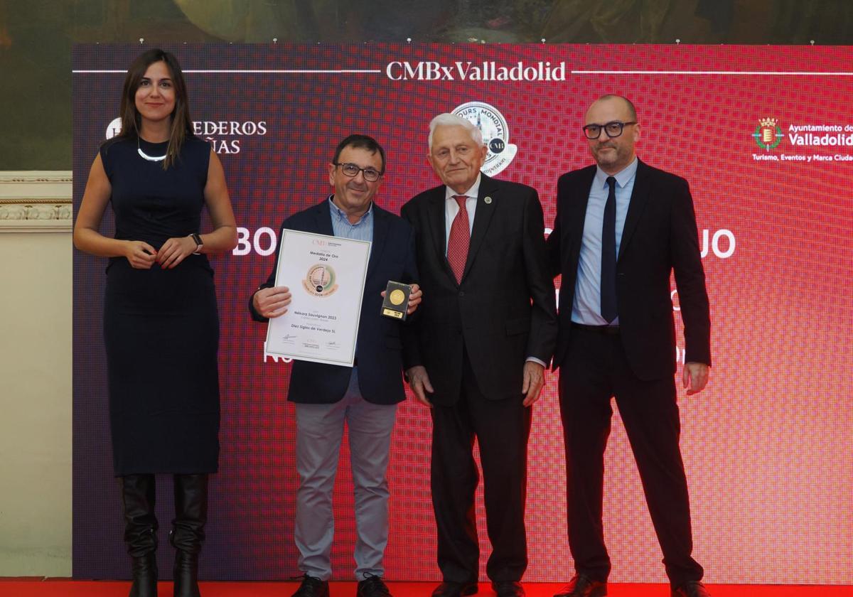 Antonio de Íscar, bodeguero de Diez Siglos, con su premio junto a Blanca Jiménez, Louis Havaux y Fréderic Galtier