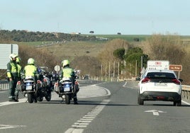 Efectivos de la Guardia Civil vigilan la carretera N-110.