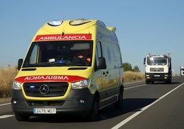 Una ambulancia a su paso por la carretera N-110, en la provincia de Segovia.