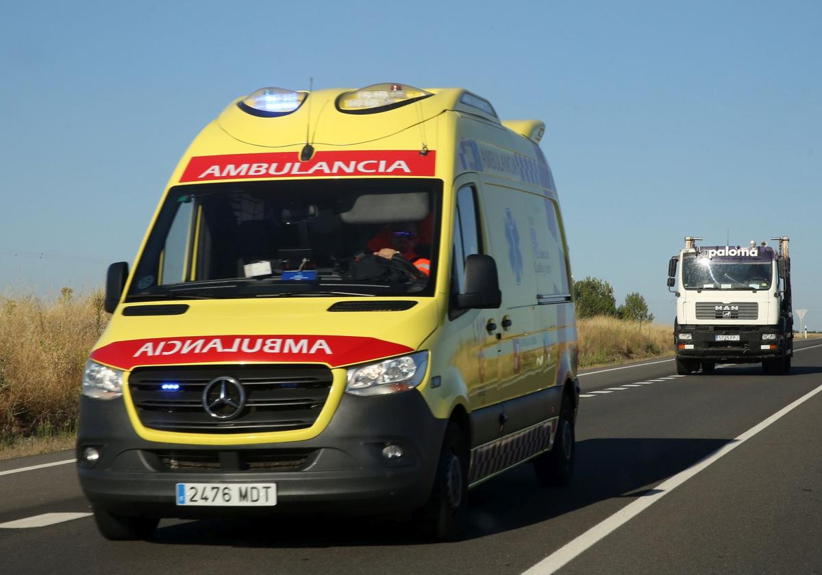 Una ambulancia a su paso por la carretera N-110, en la provincia de Segovia.