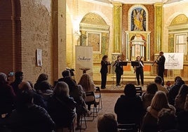 Concierto del cuarteto Scherzo con el retablo restaurado al fondo.