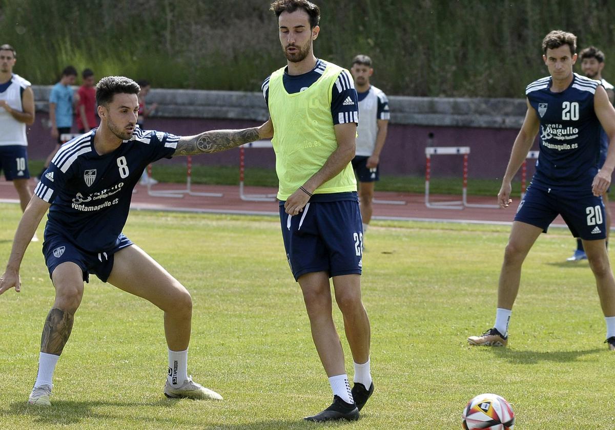 Entrenamiento de la Segoviana en el campo de las pistas de atletismo.