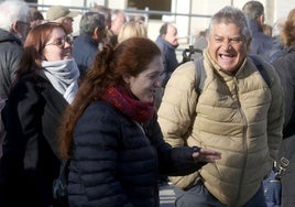 Un grupo de personas abrigadas pasean por Segovia.