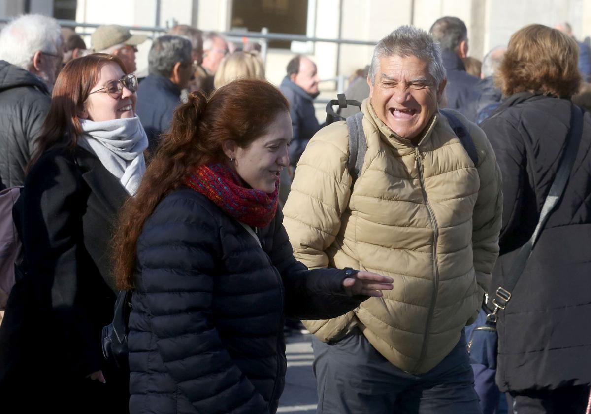 Un grupo de personas abrigadas pasean por Segovia.