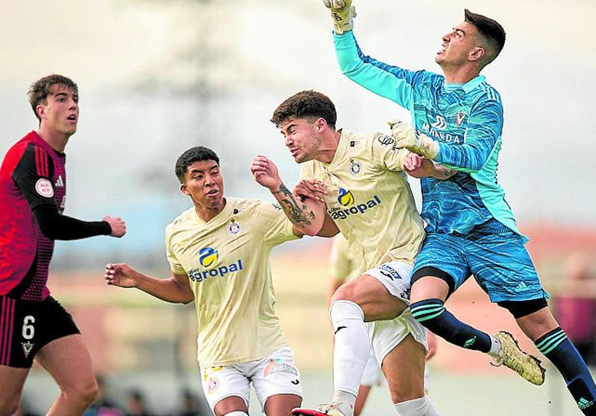 Ale Gorrín, meta del Mirandés B, despeja un balón.