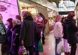 Muchas personas adelantan las compras de Navidad en la Plaza de Abastos.