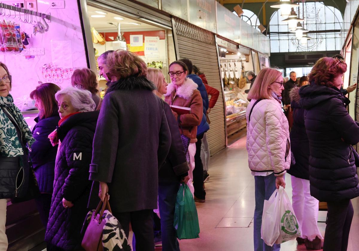 Muchas personas adelantan las compras de Navidad en la Plaza de Abastos.