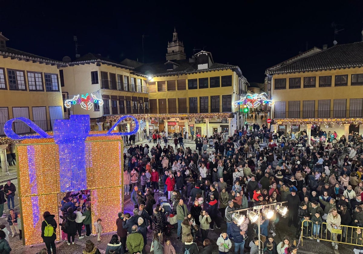 Iluminación navideña en la Plaza Mayor de Tordesillas.