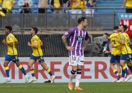 Iván Sánchez se lamenta tras el segundo gol de Sandro Ramírez que dio la victoria a Las Palmas frente al Real Valladolid.