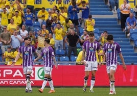 Luis Pérez habla con Iván Sánchez tras un gol, con Juric y Mario Martín muy cerca.