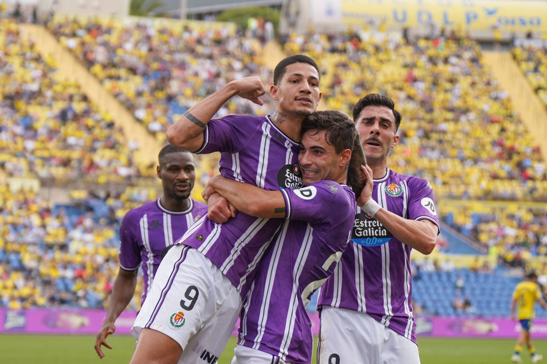 Marcos André celebra el tanto blanquivioleta en Las Palmas.