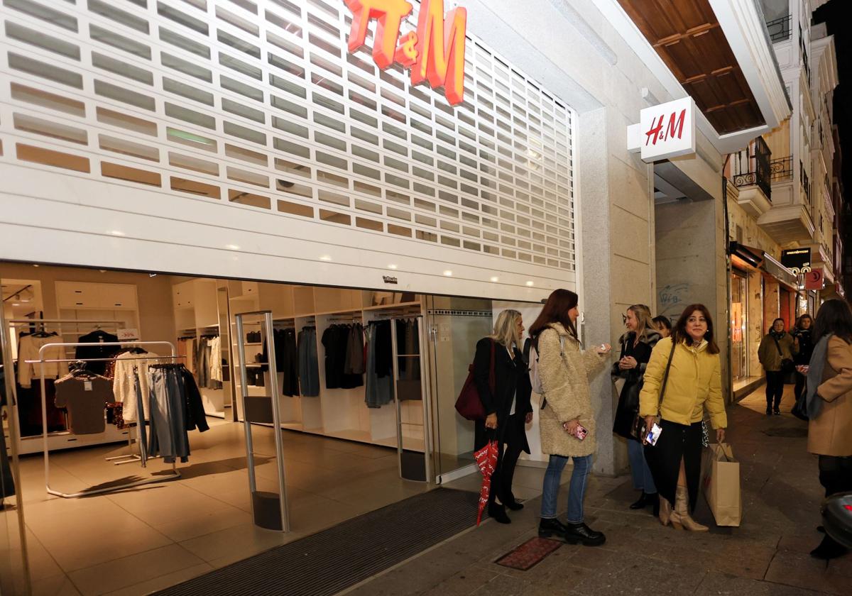 Lágrimas y abrazos en el cierre de H&amp;M de Palencia