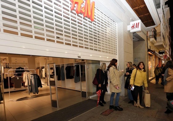 Lágrimas y abrazos en el cierre de H&M de Palencia