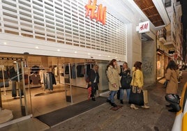 Las trabajadoras abandonan la tienda de H&M entre lágrimas, este sábado por la noche.