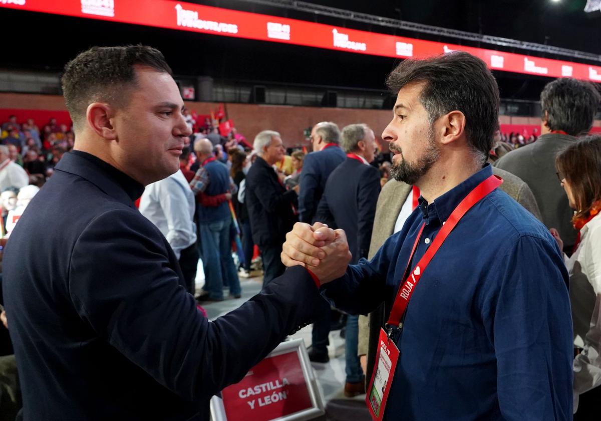 Cendón y Tudanca se saludan en el congreso federal de Sevilla de hace una semana.